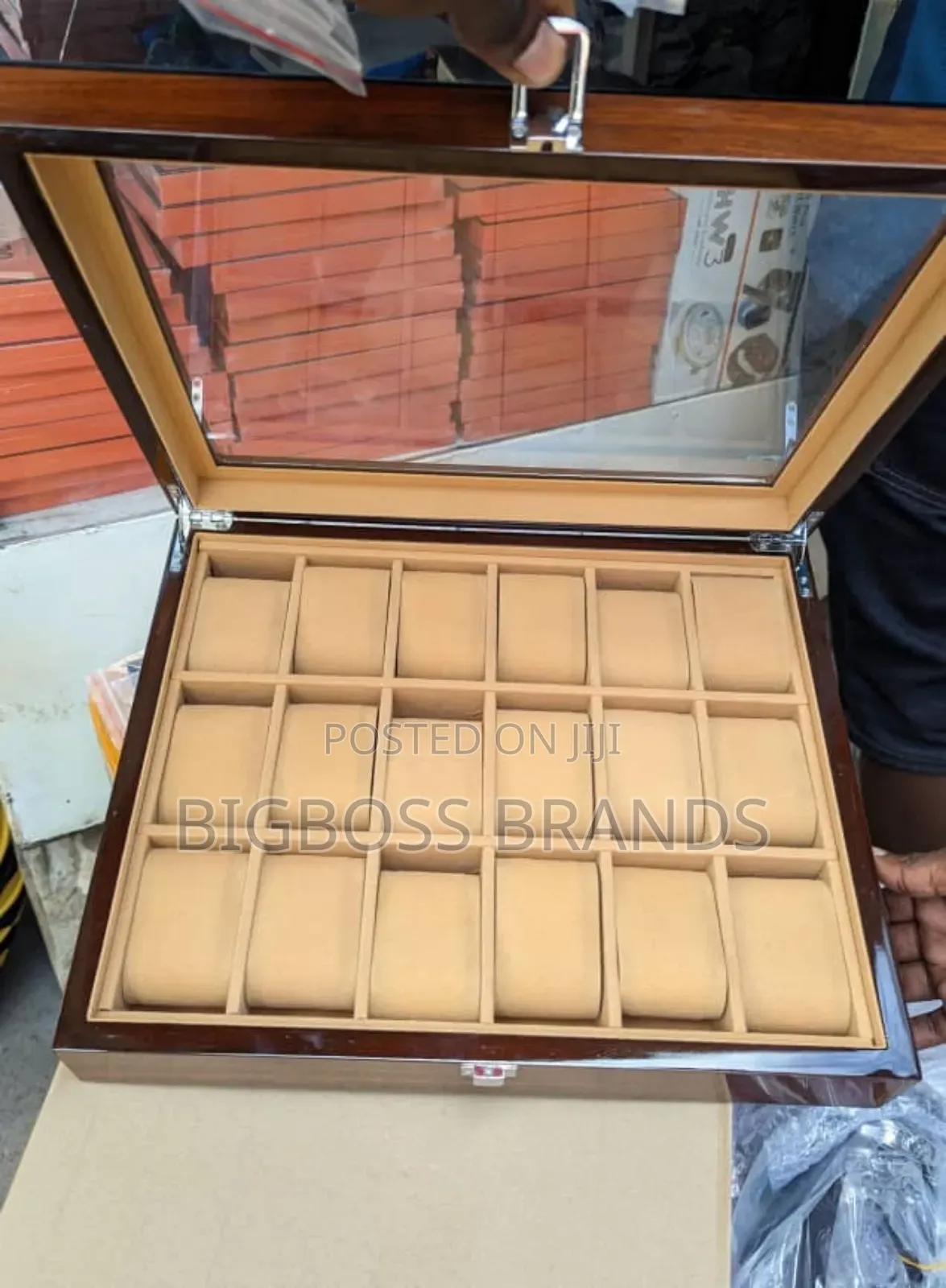 Box LA Kuwekea Saa 18