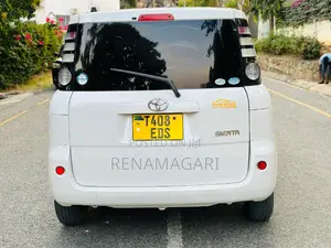 Toyota Sienta 2006 White