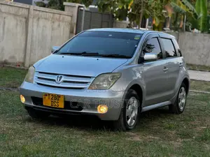 Toyota IST 2004 Silver