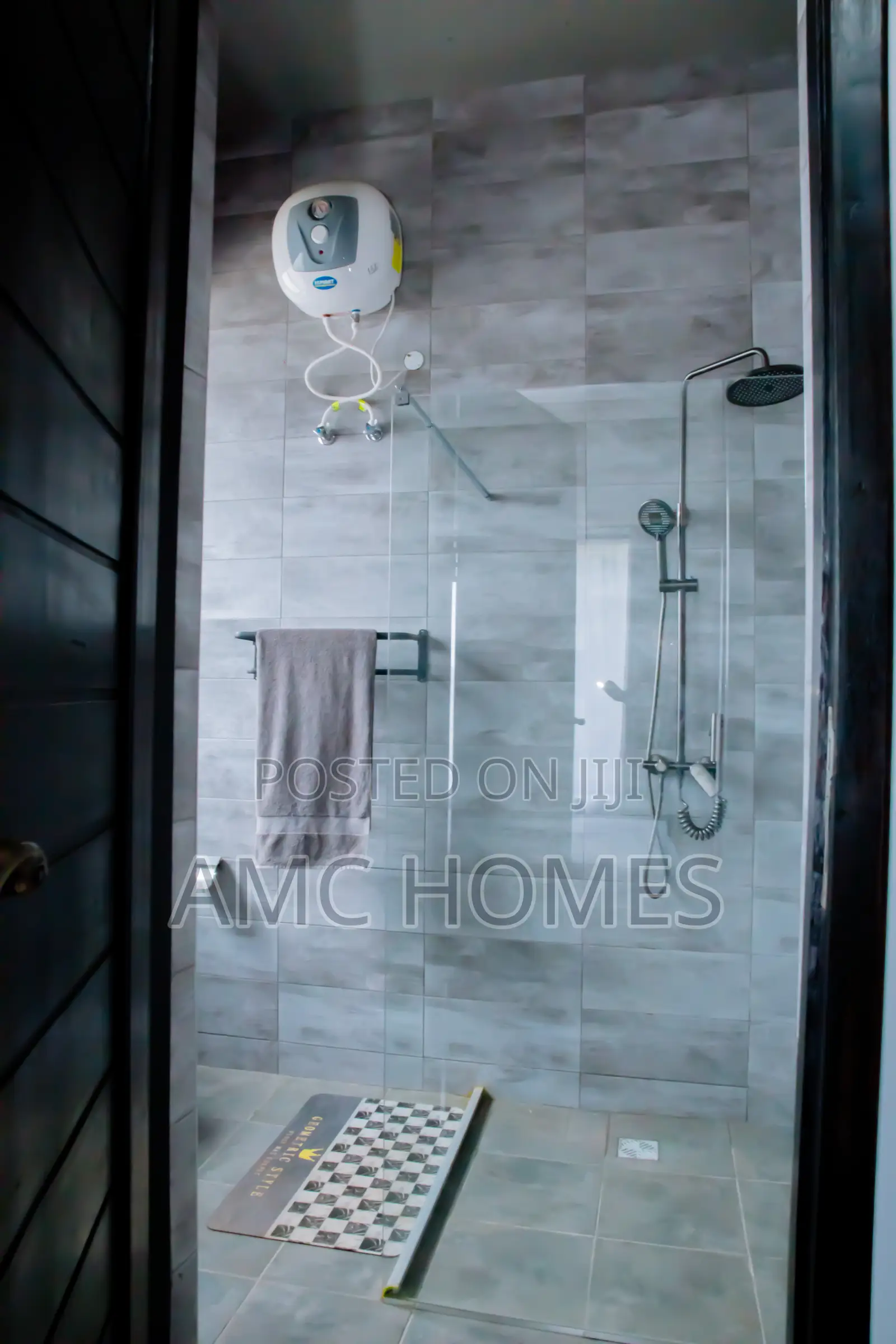 Airbnb 2 Bedroom House en-Suite Fully Furnished With Garden