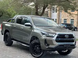 Photo - Toyota Hilux 2021 Gold