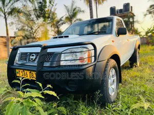 Nissan Hardbody 2014 White