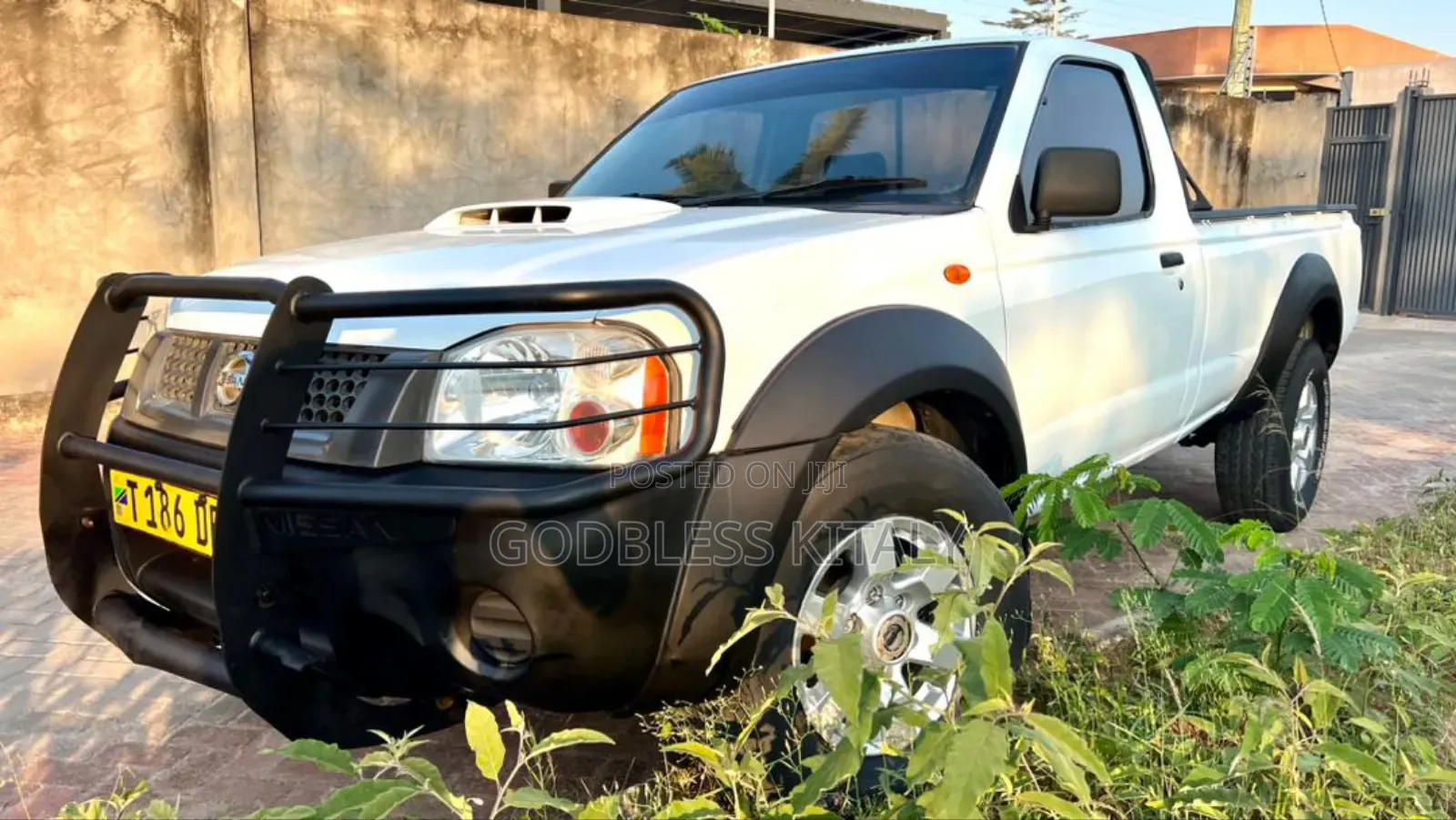 Nissan Hardbody 2014 White