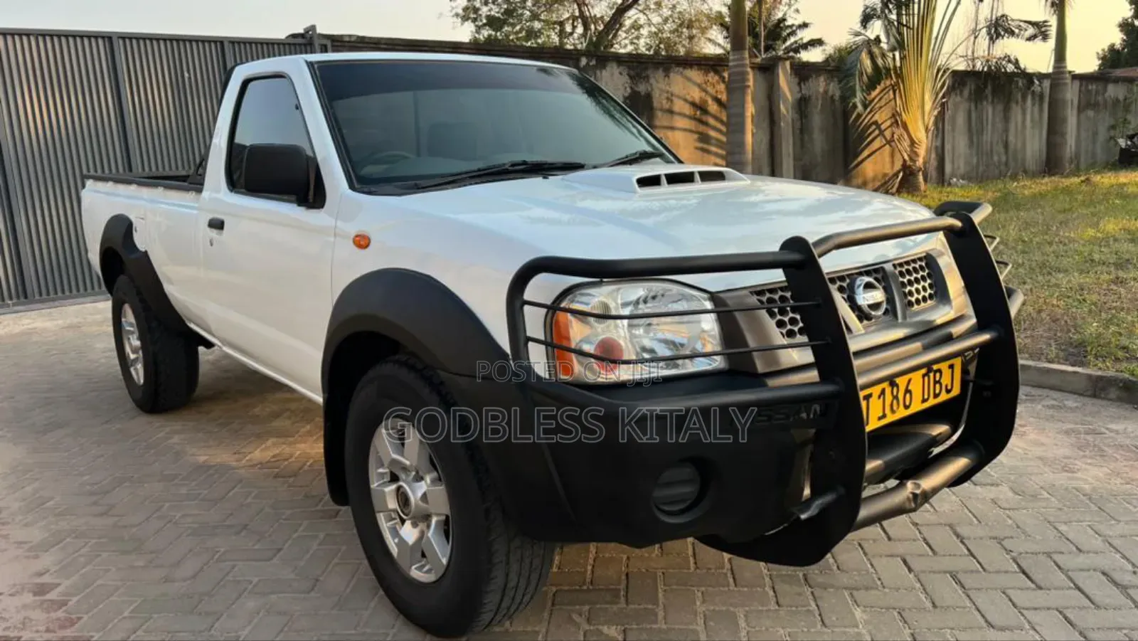 Nissan Hardbody 2014 White