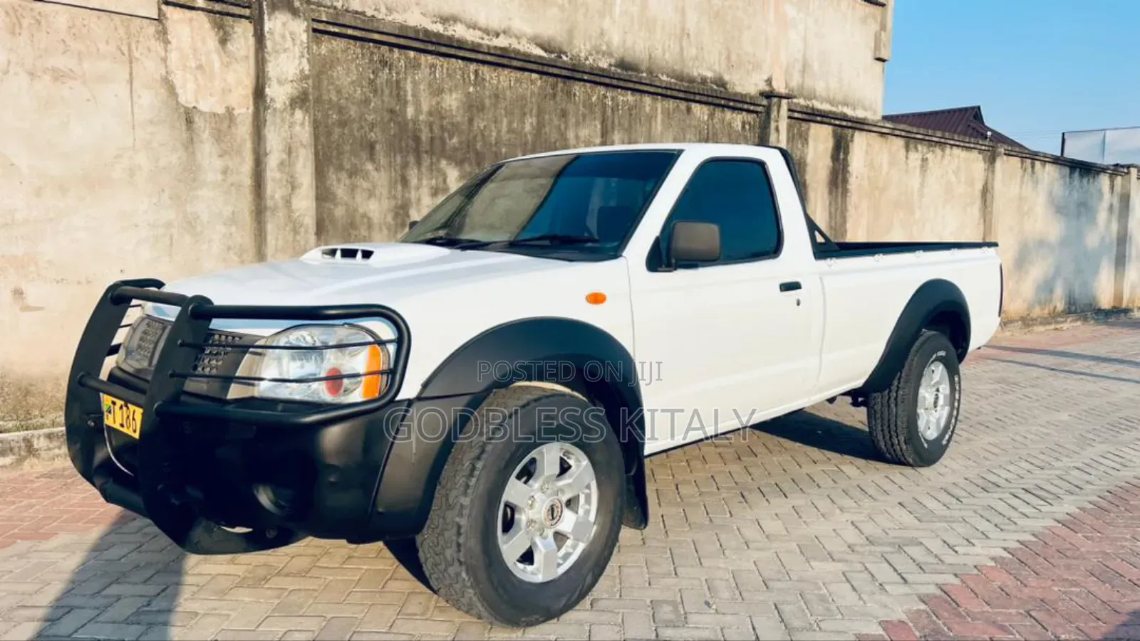 Nissan Hardbody 2014 White