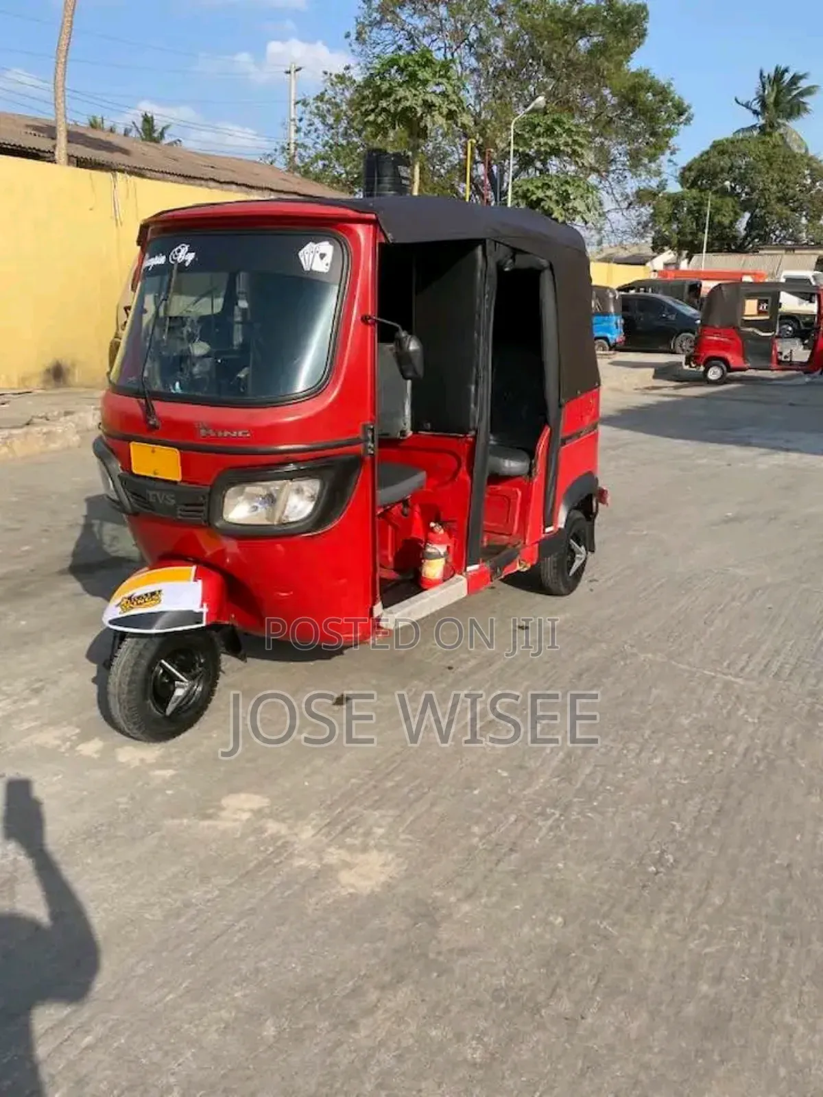 Bajaj Avenger 200 2024 Red