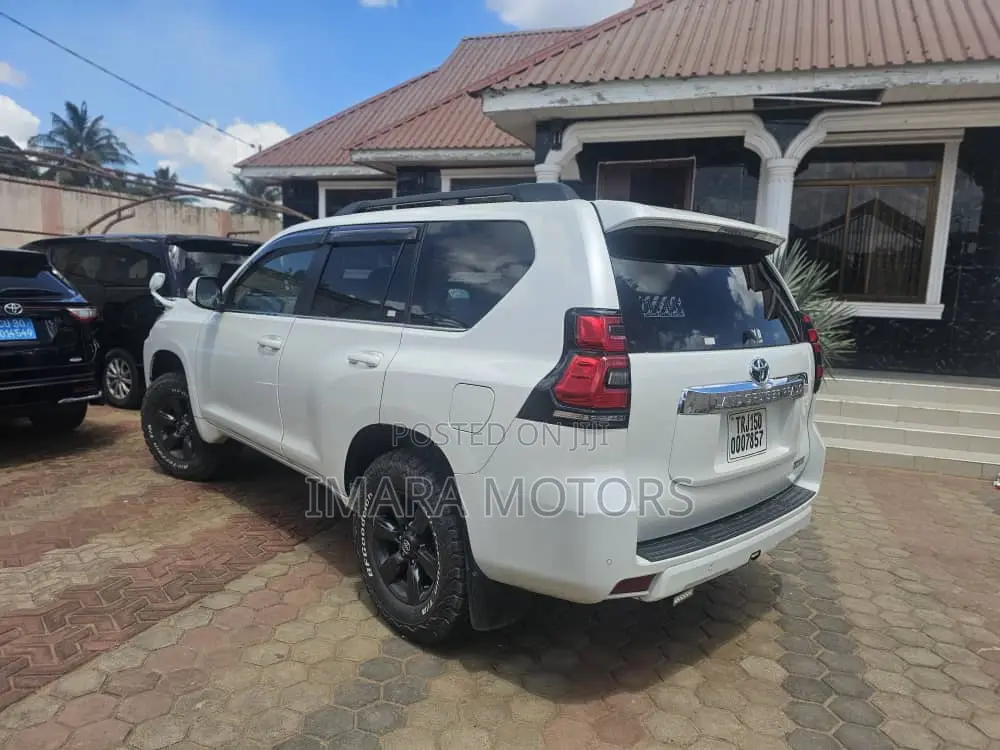 Toyota Land Cruiser Prado 2017 White
