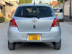 Toyota Vitz 2007 Silver