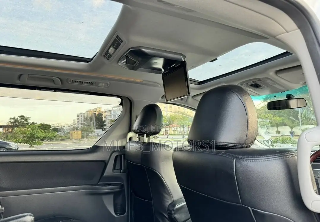 Toyota Vellfire 2010 White