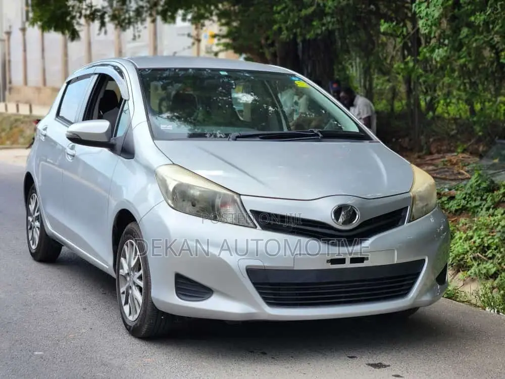Toyota Vitz 1.3 FWD 5dr 2013 Silver