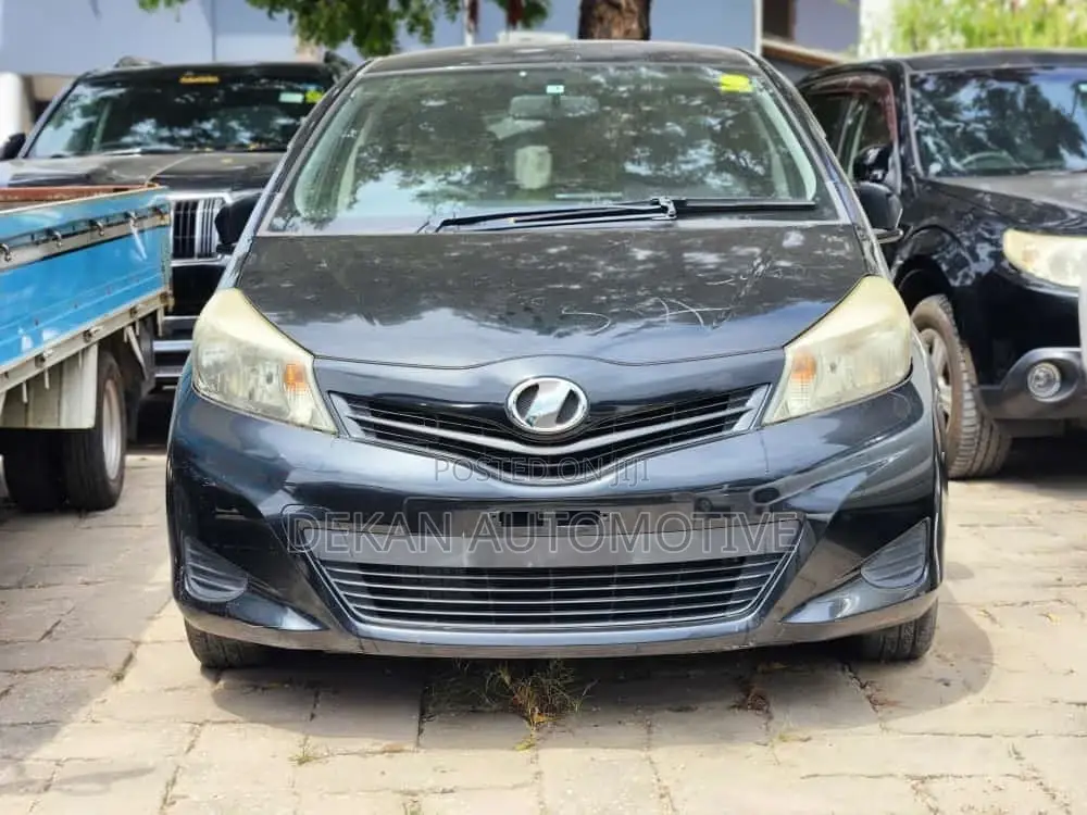 Toyota Vitz 1.3 FWD 5dr 2012 Gray