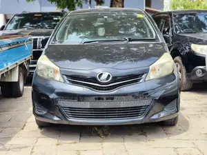 Toyota Vitz 1.3 FWD 5dr 2012 Gray
