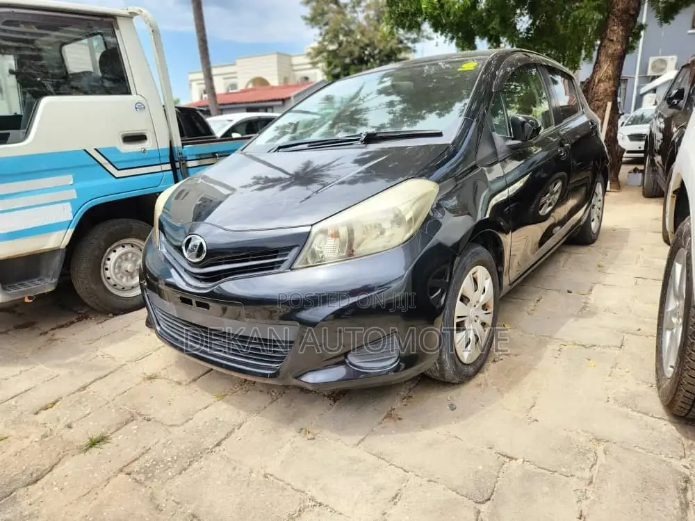 Toyota Vitz 1.3 FWD 5dr 2012 Gray