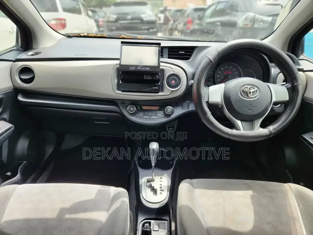 Toyota Vitz 1.3 FWD 5dr 2012 Gray