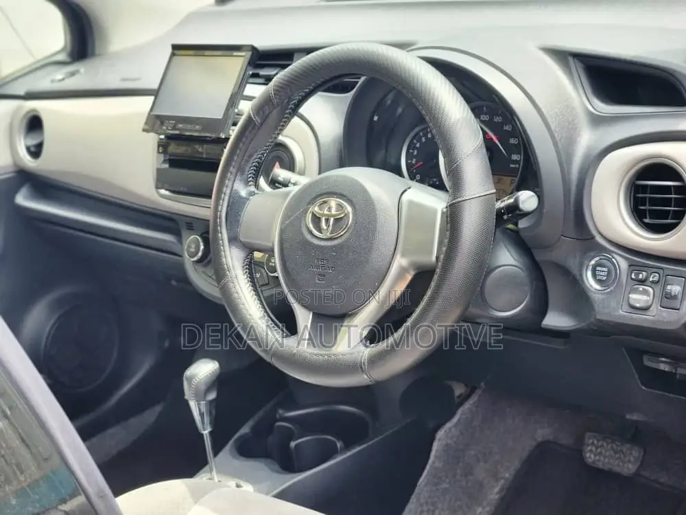 Toyota Vitz 1.3 FWD 5dr 2012 Gray