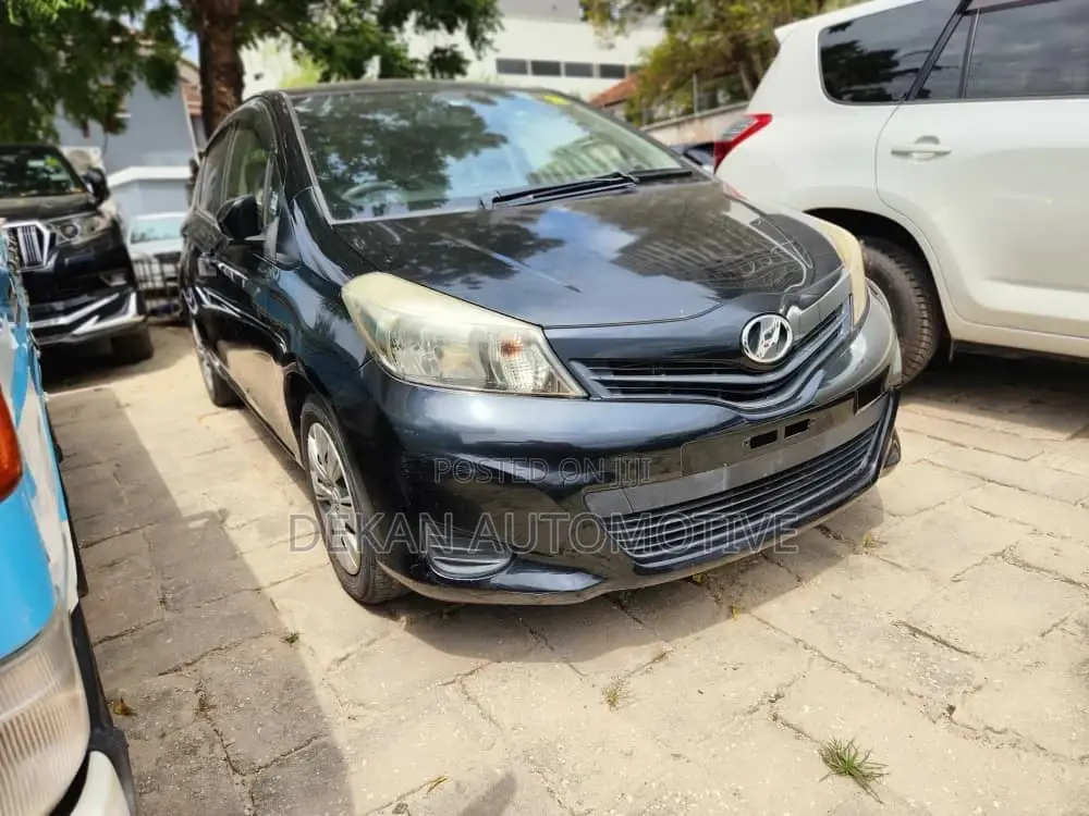 Toyota Vitz 1.3 FWD 5dr 2012 Gray