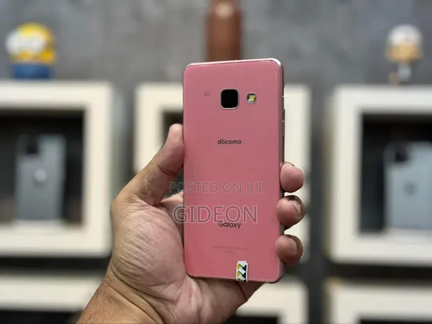 Galaxy Feel White 32 GB docomo 本体 ドコモ、4.7型有機ELスマホ