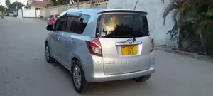 Toyota Ractis 2010 Silver