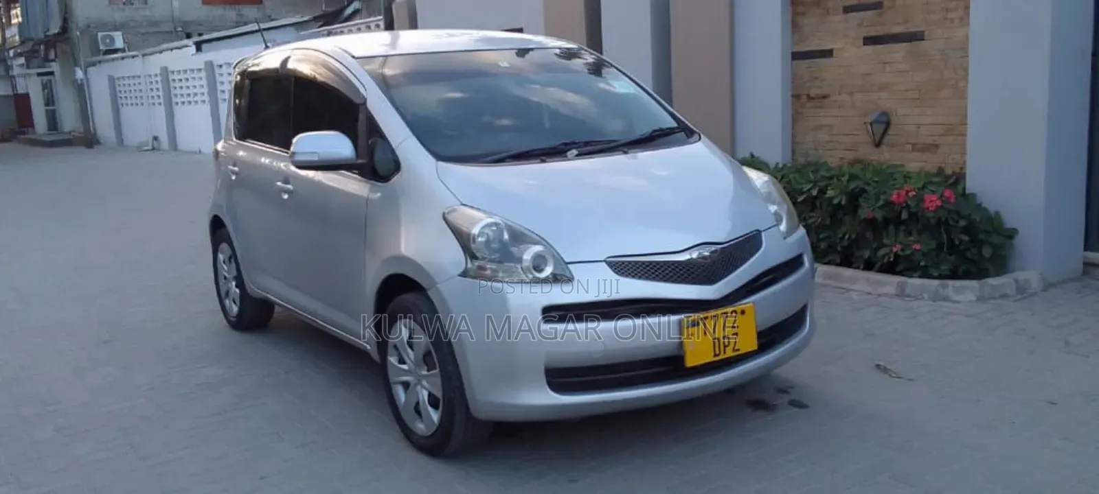 Toyota Ractis 2010 Silver