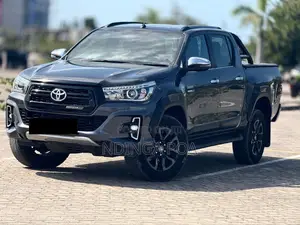 Photo - Toyota Hilux 2019 Gray
