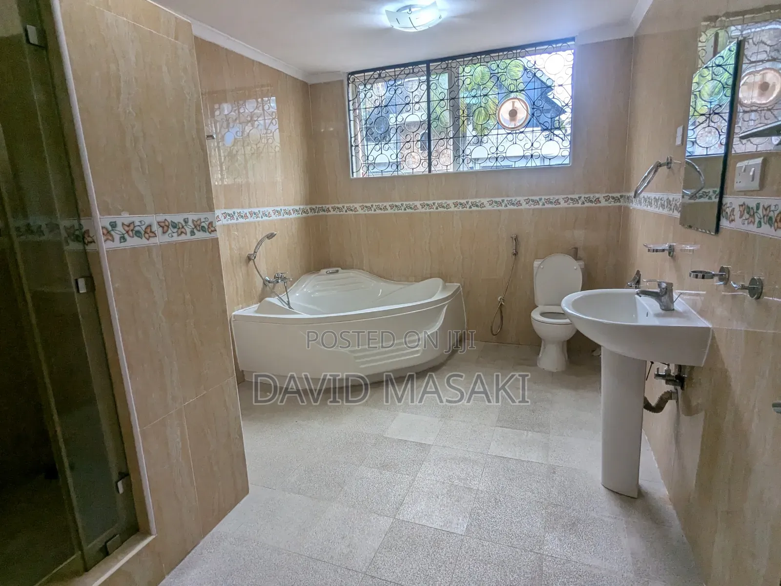 4bdrm Villa in Ada Big Place for rent