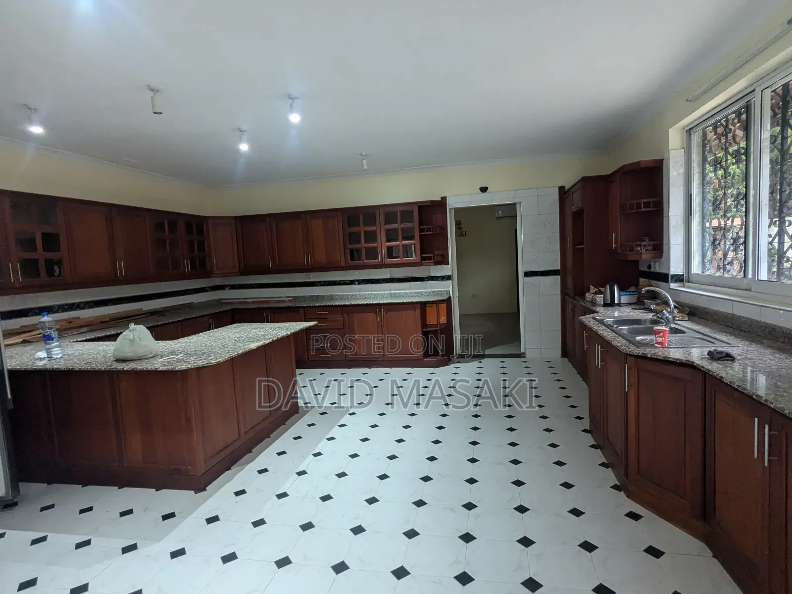 4bdrm Villa in Ada Big Place for rent