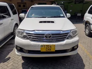 Photo - Toyota Fortuner 2013 White