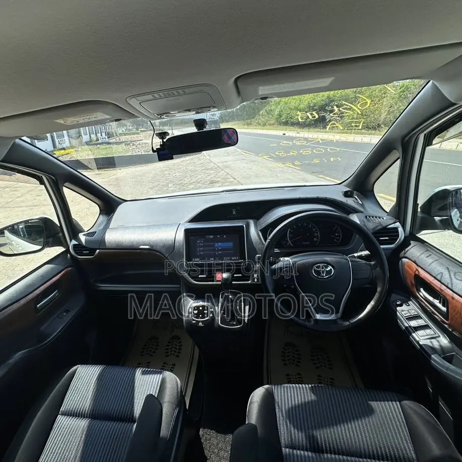 Toyota Noah 2014 White
