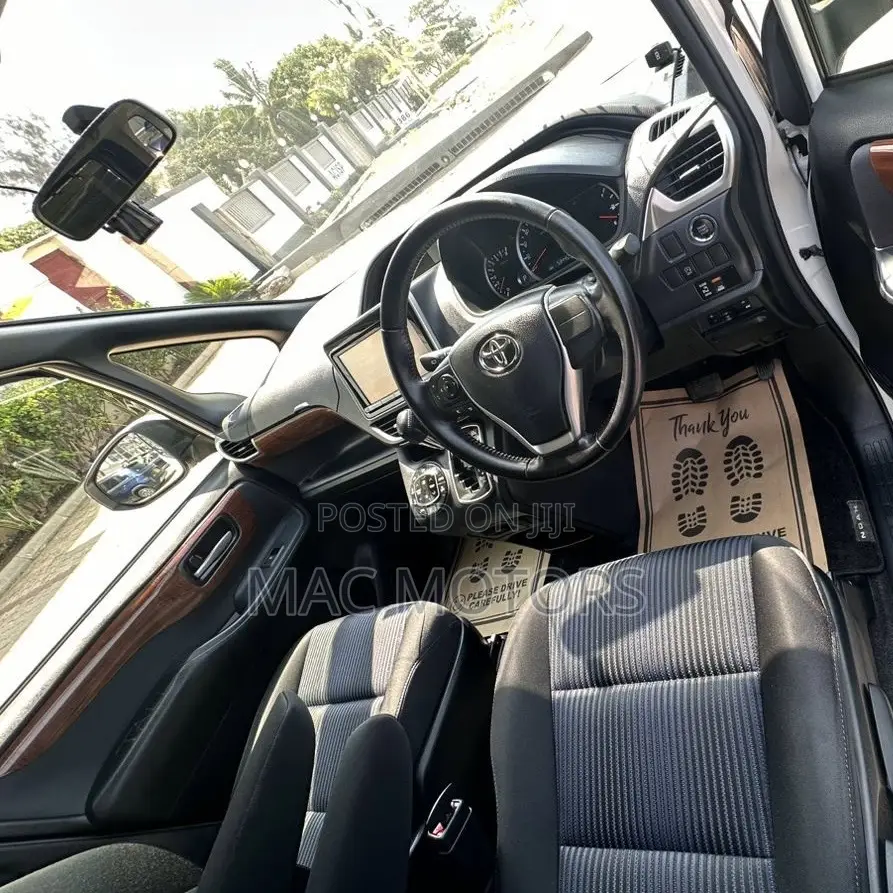 Toyota Noah 2014 White