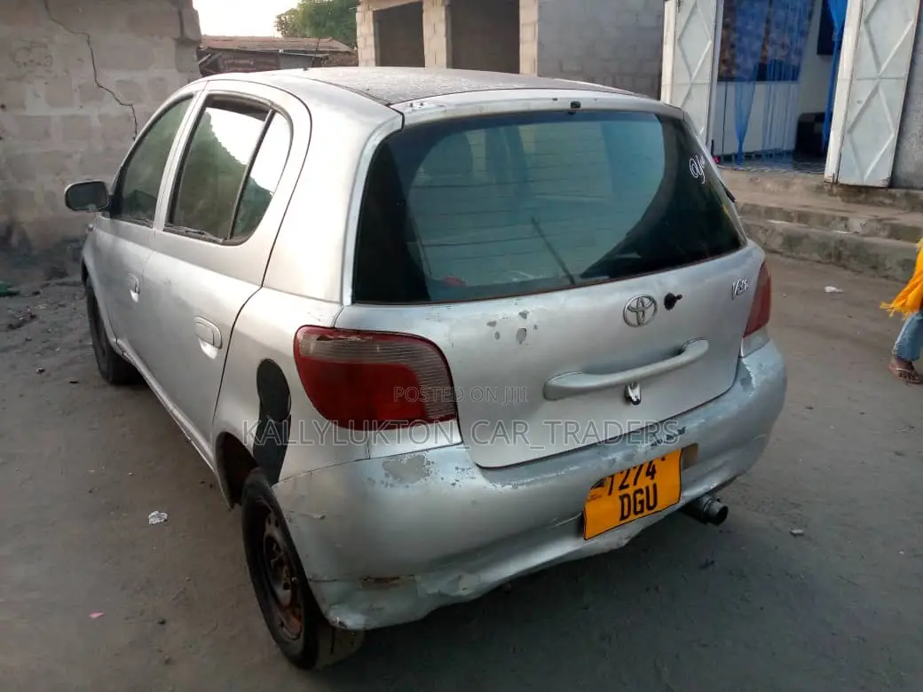 Toyota Vitz 2005 Silver