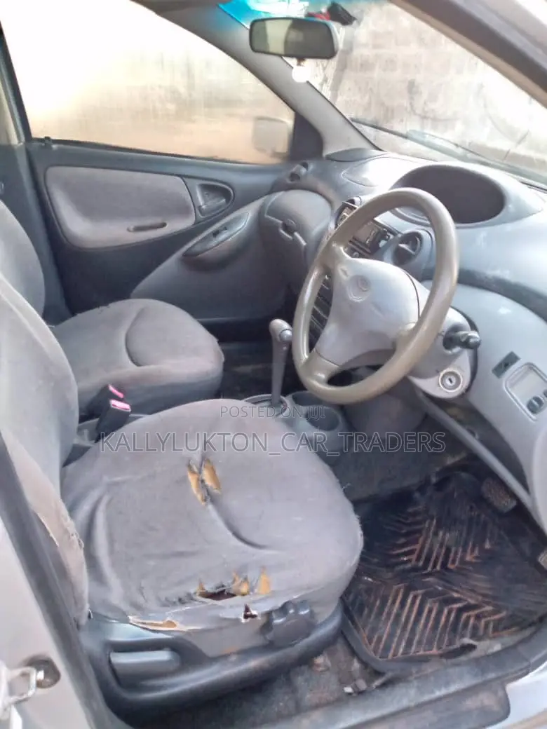 Toyota Vitz 2005 Silver