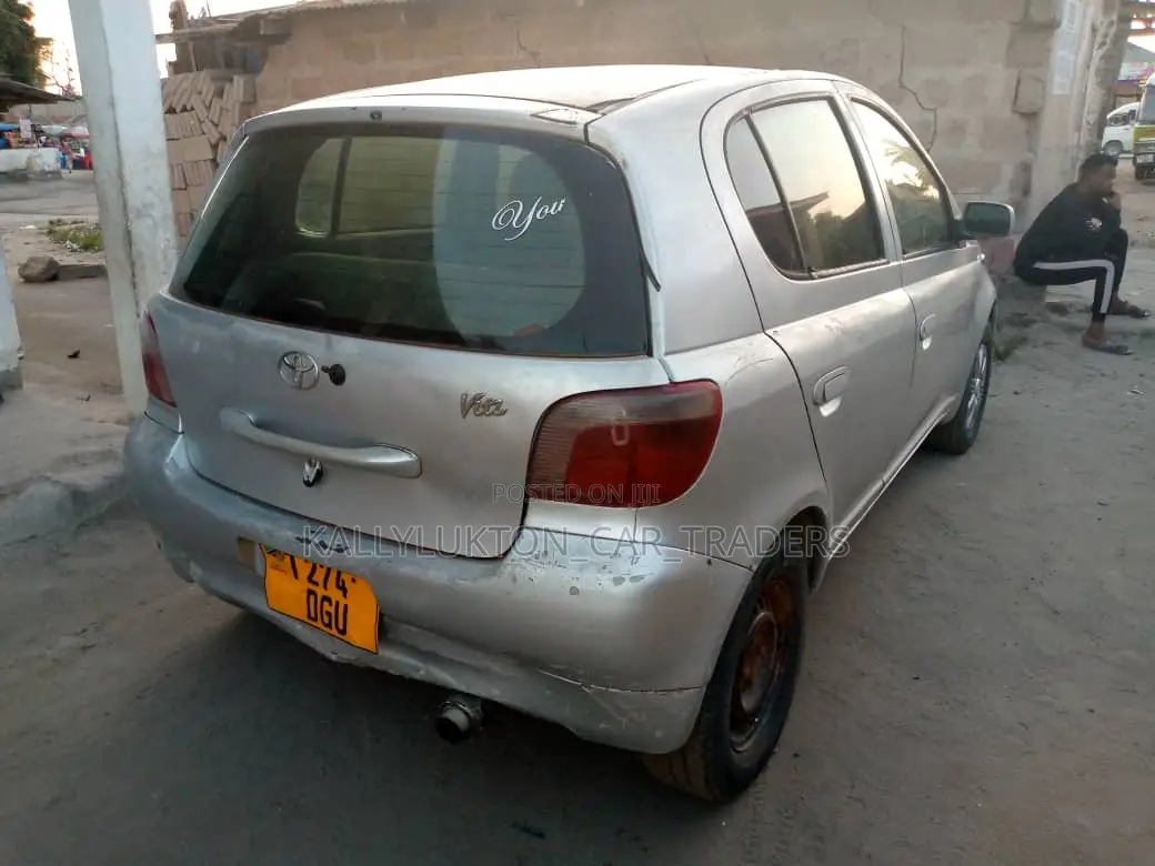 Toyota Vitz 2005 Silver