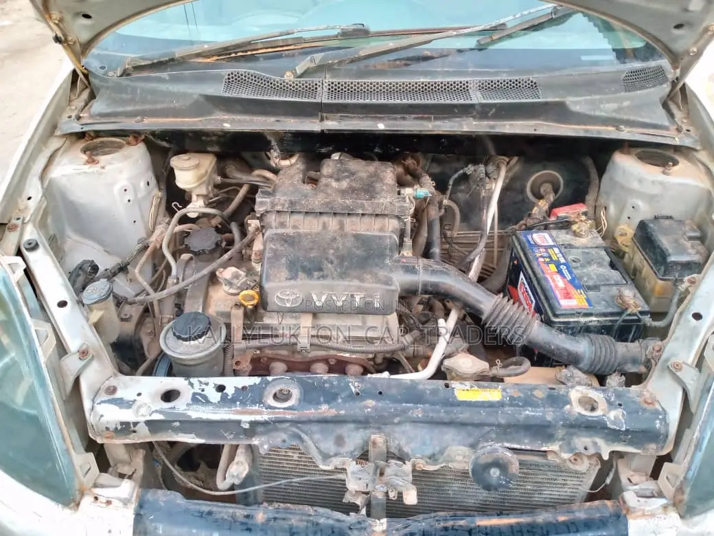 Toyota Vitz 2005 Silver