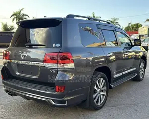 Toyota Land Cruiser 4.6 V8 ZX 2017 Gray