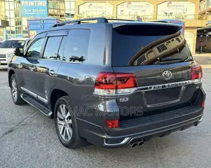 Toyota Land Cruiser 4.6 V8 ZX 2017 Gray