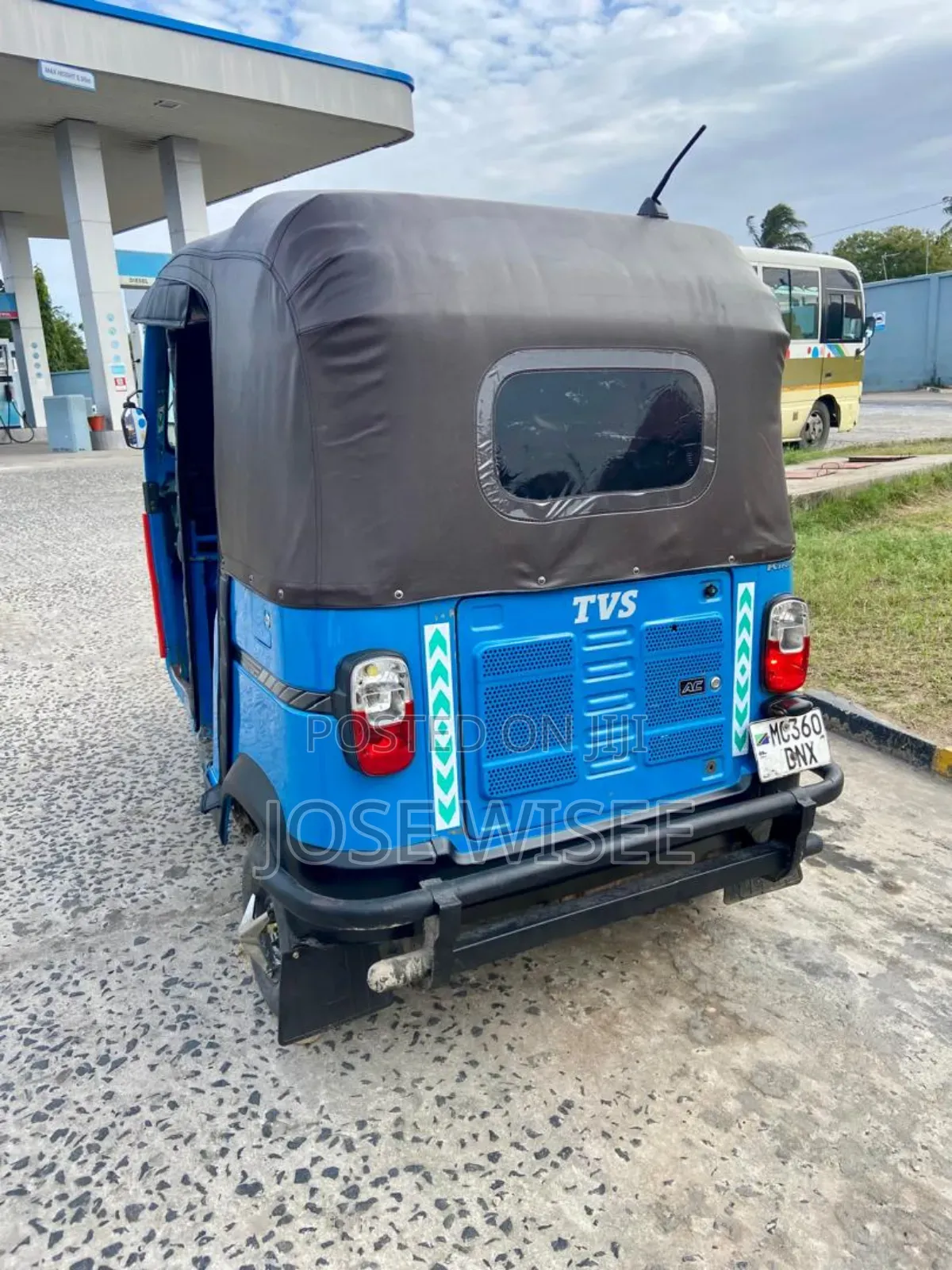 Bajaj Avenger 200 2024 Blue