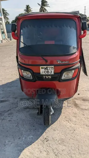 Bajaj Avenger 200 2023 Red