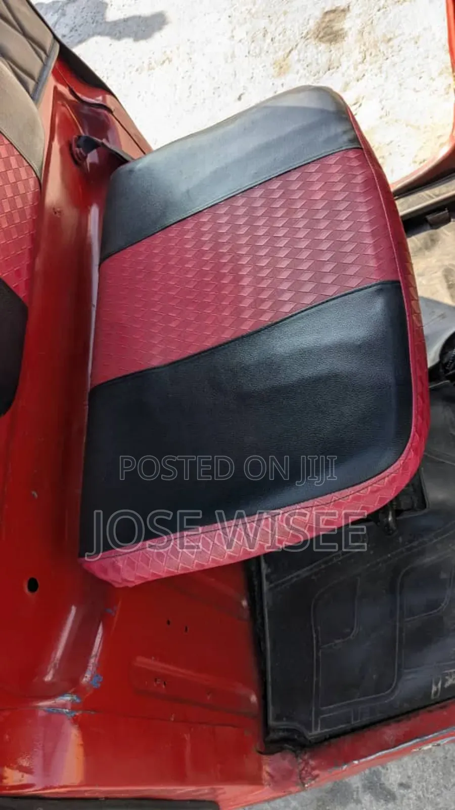 Bajaj Avenger 200 2023 Red