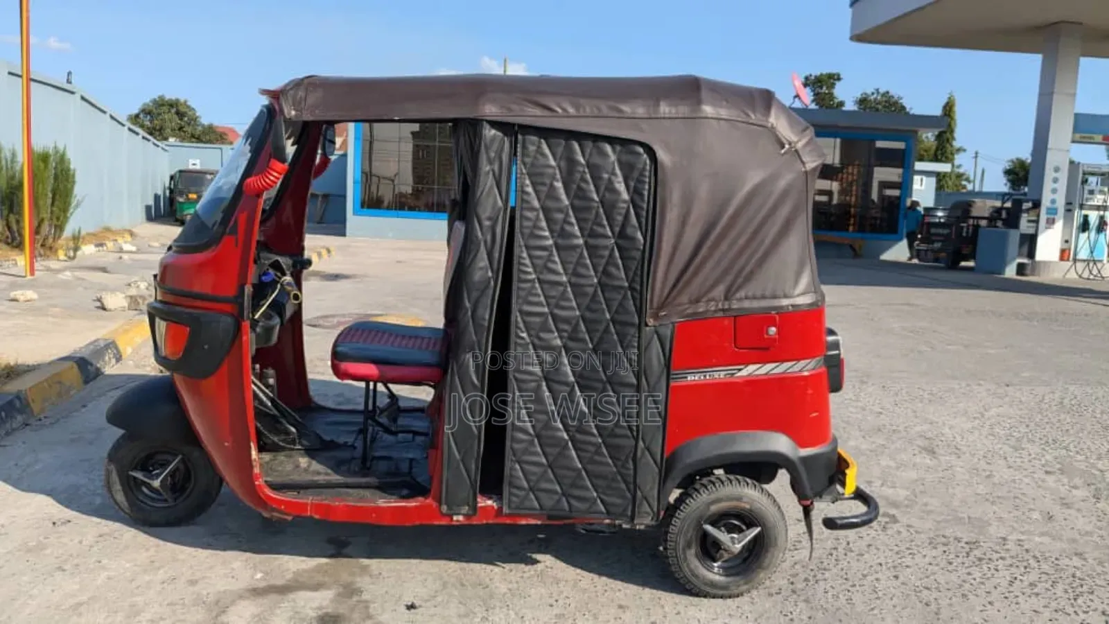 Bajaj Avenger 200 2023 Red
