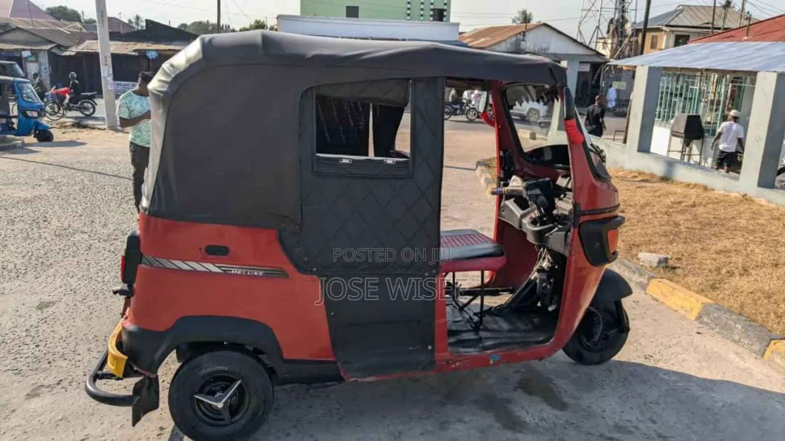 Bajaj Avenger 200 2023 Red
