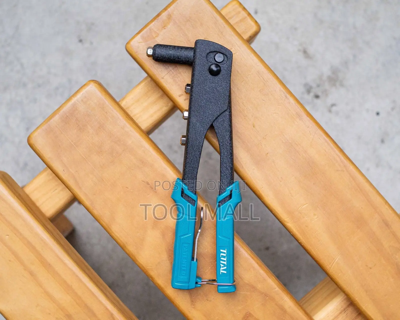Total Hand Rivet Gun THT32104