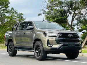 Photo - Toyota Hilux 2022 Gold