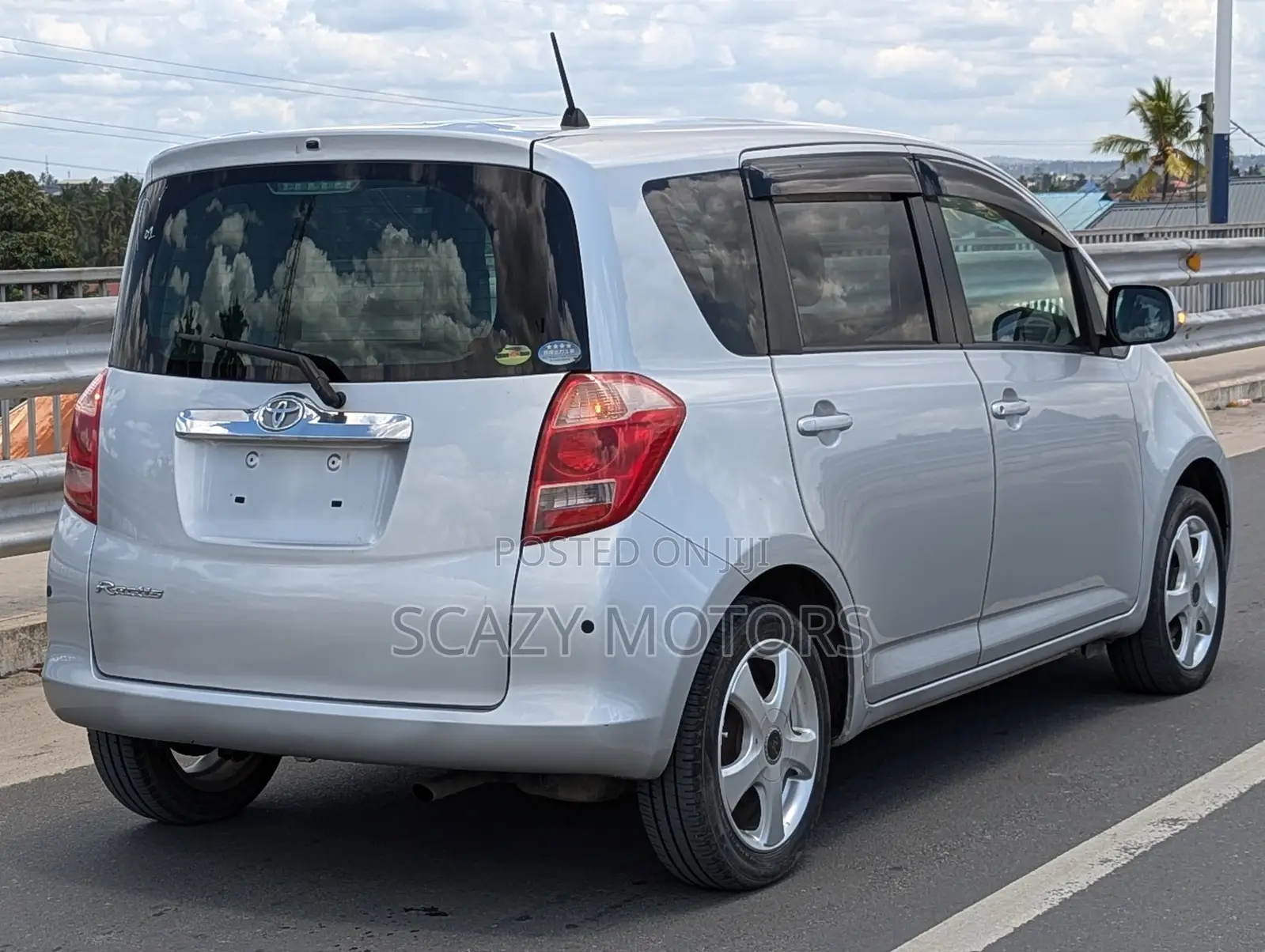 Toyota Ractis 2009 Silver