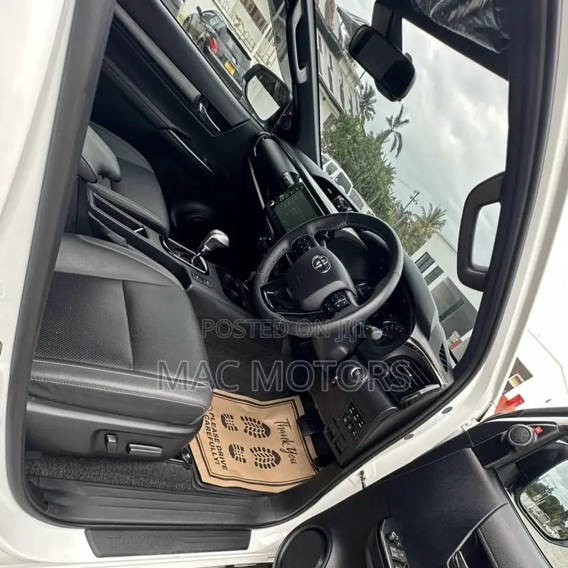 Toyota Hilux 2023 White
