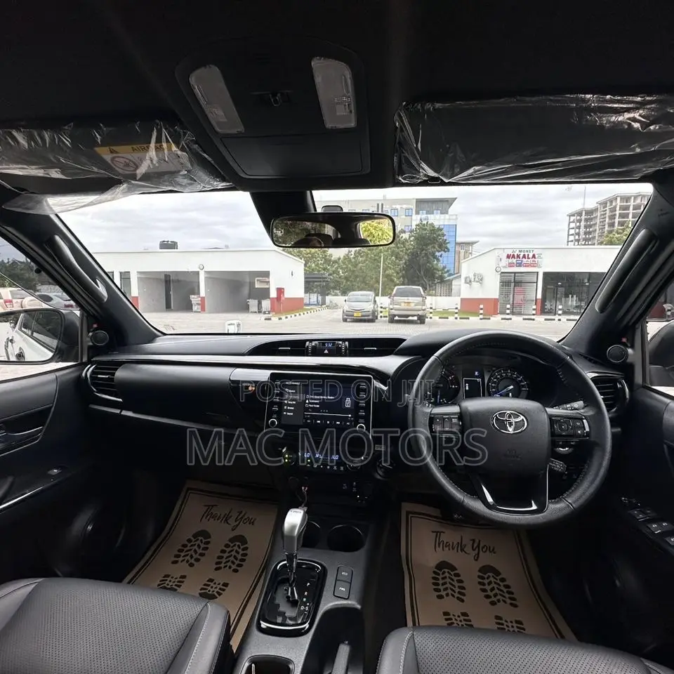 Toyota Hilux 2023 White