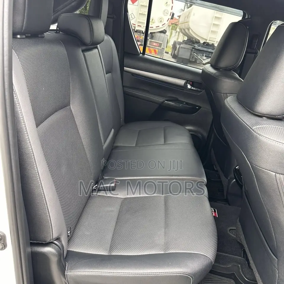 Toyota Hilux 2023 White