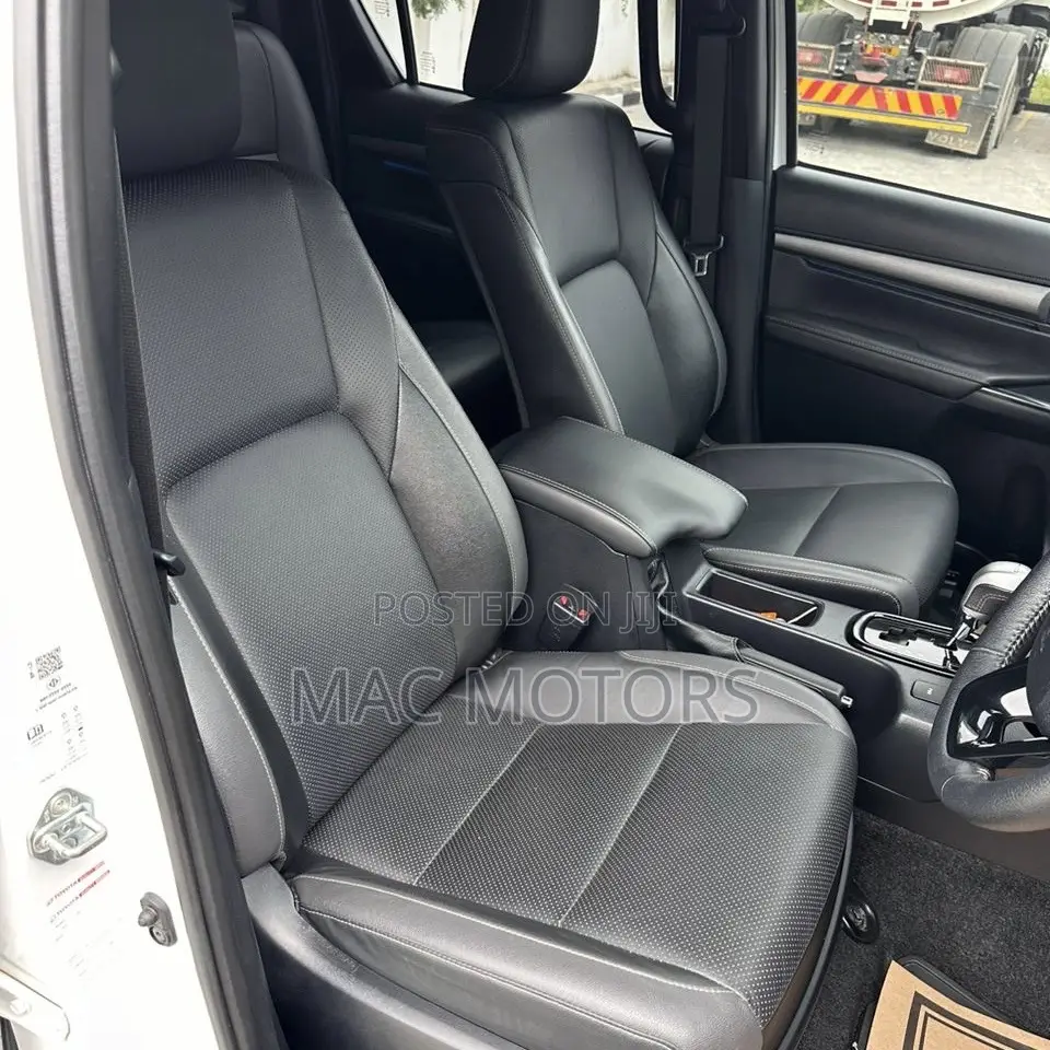Toyota Hilux 2023 White