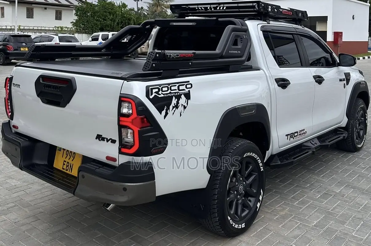 Toyota Hilux 2023 White