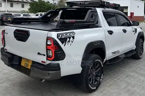 Toyota Hilux 2023 White