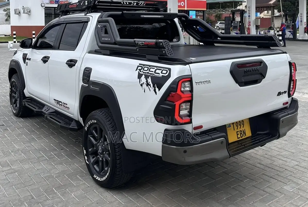 Toyota Hilux 2023 White